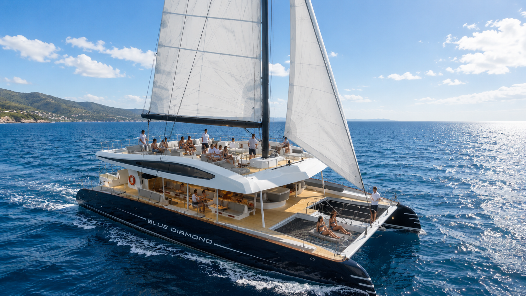 Catamaran premium navegando en Cambrils y Salou