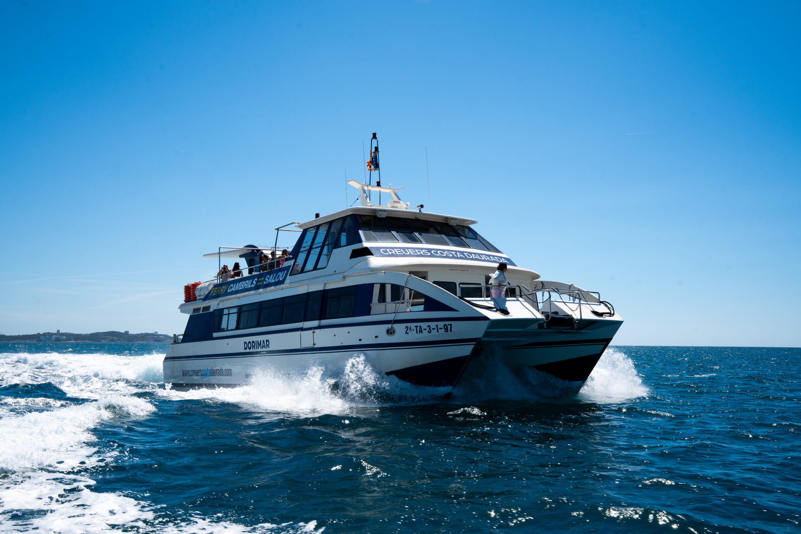 Ferry navegando en Cambrils Salou