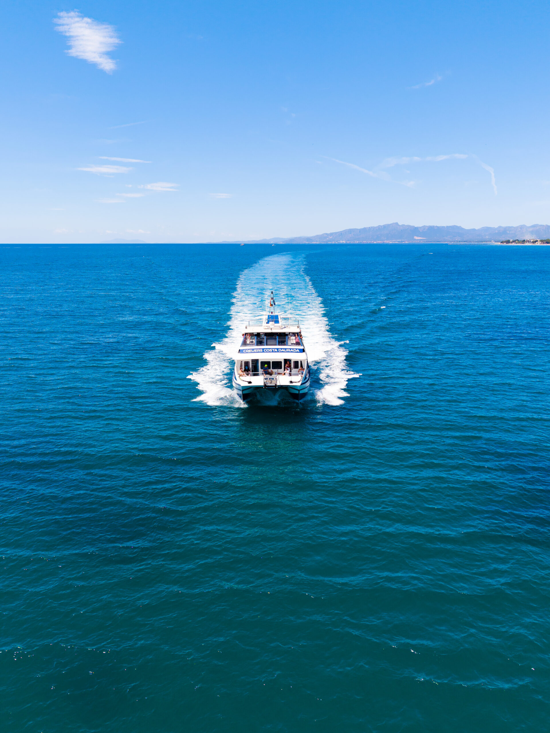 Ferry navegando en Cambrils Salou